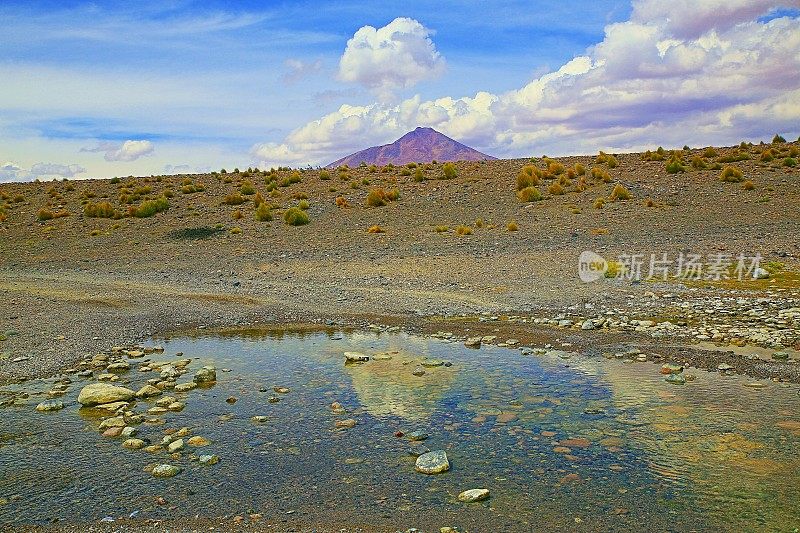 引人入胜的景观:早晨间歇泉(Geysers de La manana)日出时的硫磺火山口烟雾和田园般的阿塔卡马沙漠puna异国情调，雪山覆盖的火山景观全景-波托西地区，玻利维亚安第斯，智利，Bolívia和阿根廷边境